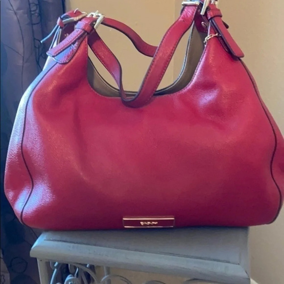 Dkny Handbags - 👜Gorgeous leather DKNY bag 👜